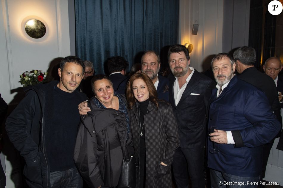 Exclusif - Marc-Olivier Fogiel, Eric Dupond-Moretti et sa compagne Isabelle Boulay , Philippe Lellouche (metteur en scène), Michel Lumbroso (directeur général du théâtre de la Madeleine) - Eric Dupond-Moretti à la barre au théâtre de la Madeleine à Paris le 22 janvier 2019. © Pierre Perusseau/Bestimage