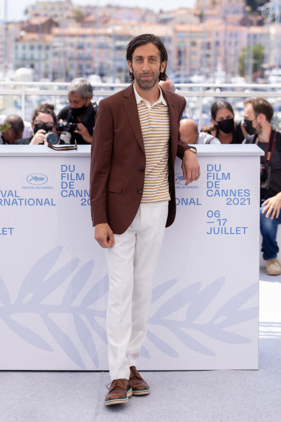 Simon Helberg au photocall du film Annette lors du 74ème festival international du film de Cannes le 6 juillet 2021 © Jacovides / Moreau / Bestimage