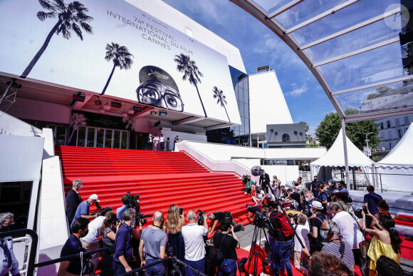 Pose du tapis rouge devant le palais des festivals, quelques heures avant l'ouverture du festival de Cannes (6-17 juillet 2021). Le 6 juillet 2021. © Norbert Scanella / Panoramic / Bestimage