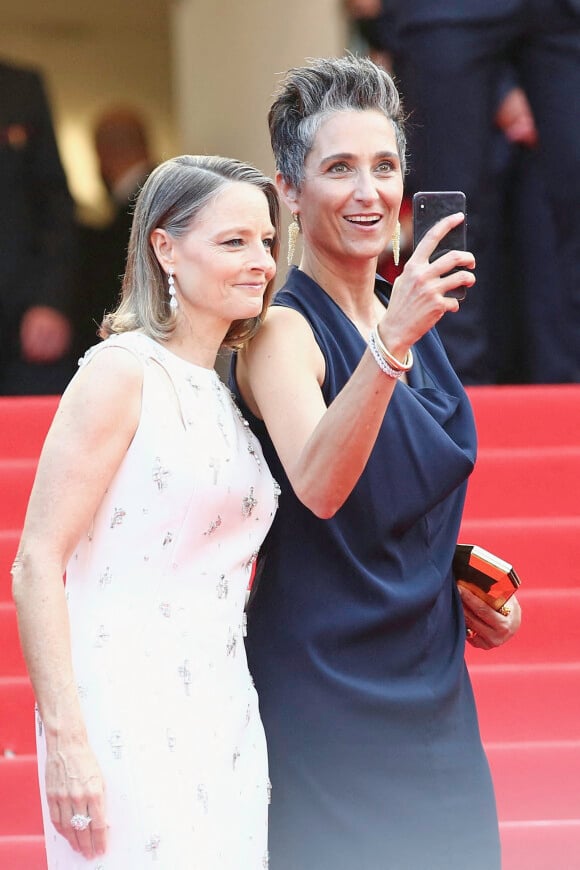 Jodie Foster et sa femme Alexandra Hedison - Montée des marches du film " Annette " lors de la cérémonie d'ouverture du 74ème Festival International du Film de Cannes. Le 6 juillet 2021 
