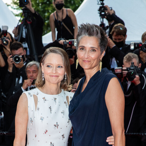 Jodie Foster et sa femme Alexandra Hedison - Montée des marches du film " Annette " lors de la cérémonie d'ouverture du 74ème Festival International du Film de Cannes. Le 6 juillet 2021 