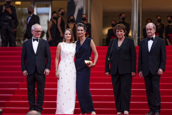 Thierry Frémaux, Jodie Foster et sa femme Alexandra Hedison, Roselyne Bachelot et Pierre Lescure - Montée des marches du film " Annette " lors de la cérémonie d'ouverture du 74ème Festival International du Film de Cannes. Le 6 juillet 2021 