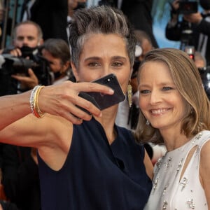 Jodie Foster et sa femme Alexandra Hedison - Montée des marches du film " Annette " lors de la cérémonie d'ouverture du 74ème Festival International du Film de Cannes. Le 6 juillet 2021 