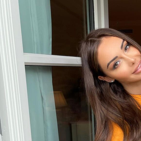 Nabilla Benattia souriante sur Instagram, au château de Chantilly