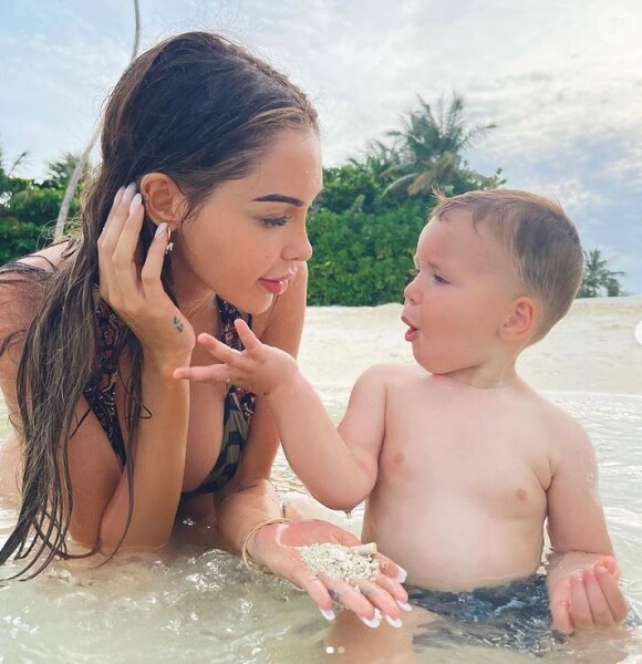 Nabilla Benattia et son fils Milann à la plage