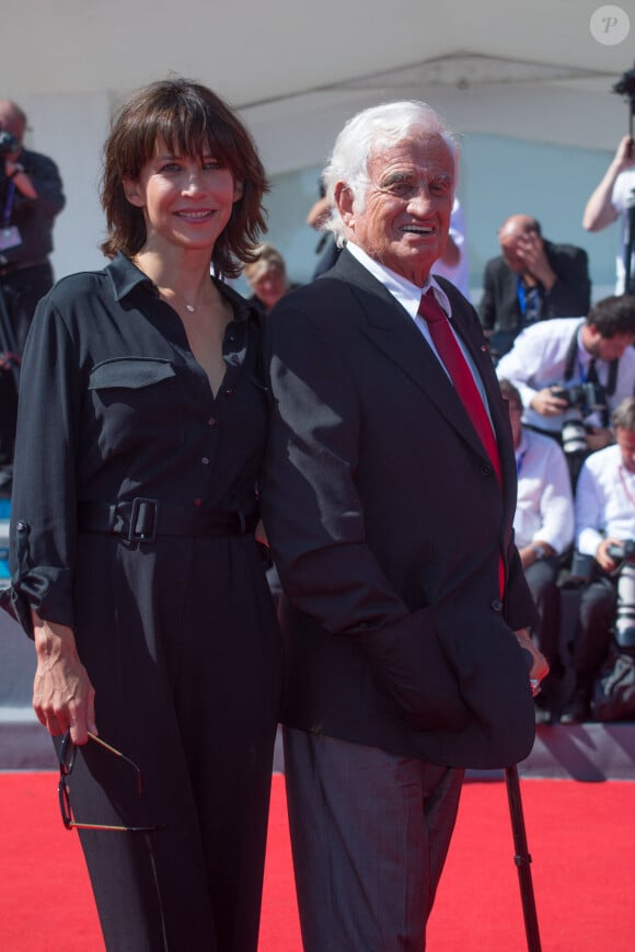 Jean-Paul Belmondo arrive au bras de Sophie Marceau sur le tapis rouge du 73ème Festival du Film de Venise, la Mostra, pour recevoir le Lion d'Or pour l'ensemble de sa carrière. Le 8 septembre 2016