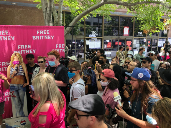 Les fans de Britney Spears sont venus supporter leur idole devant le tribunal de Los Angeles. Le 23 juin 2021.