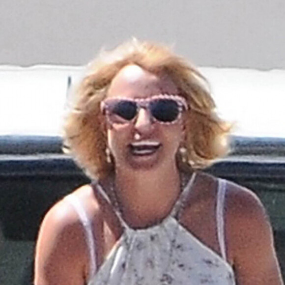 Britney Spears regarde son fils Jayden jouer au football en compagnie de sa mère Lynne Spars à Calabasas, le 12 avril 2015.