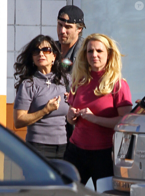 Britney Spears va faire du bowling avec Jason Trawick, ses fils Sean Preston et Jayden et sa maman Lynne. Los Angeles. Le 29 janvier 2012.