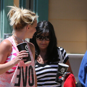 Britney Spears va déjeuner avec sa mère Lynne, son petit-ami David Lucado et ses fils Sean et Jayden à Thousand Oaks, le 8 août 2013.