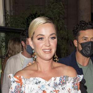 Katy Perry et son fiancé Orlando Bloom à la sortie du restaurant "Le Grand Véfour" à Paris, le 7 juillet 2021.