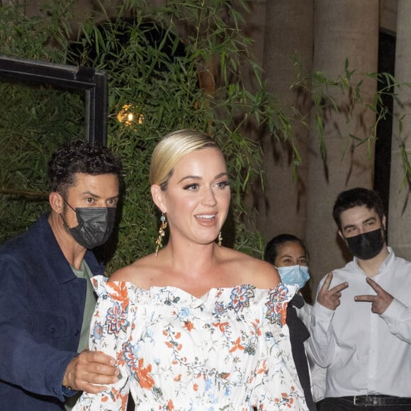 Katy Perry et son fiancé Orlando Bloom à la sortie du restaurant "Le Grand Véfour" à Paris, le 7 juillet 2021.