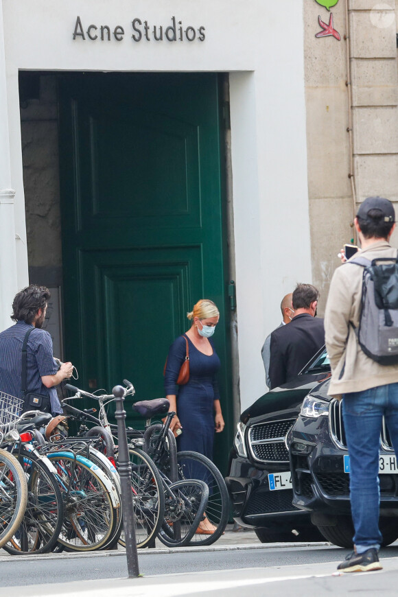 Katy Perry a fait du shopping au magasin Acne Studios, rue Froissart dans le 3e arrondissement. Paris, le 7 juillet 2021.