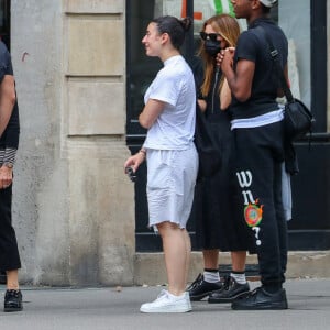 Katy Perry a fait du shopping au magasin Acne Studios, rue Froissart dans le 3e arrondissement. Paris, le 7 juillet 2021.