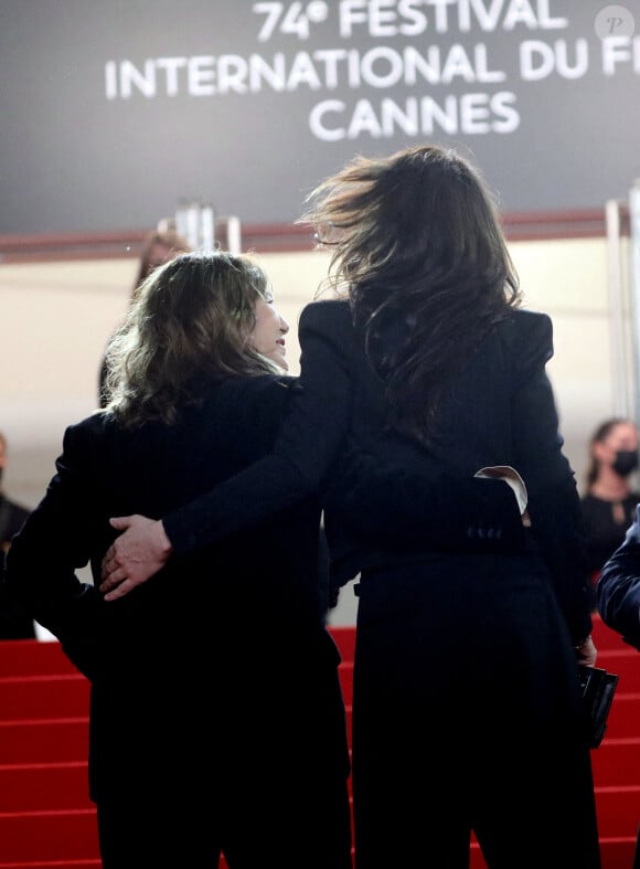 Charlotte Gainsbourg et sa mère Jane Birkin - Montée des marches du film "Jane par Charlotte" lors du 74ème Festival International du Film de Cannes. Le 7 juillet 2021 © Borde-Jacovides-Moreau / Bestimage