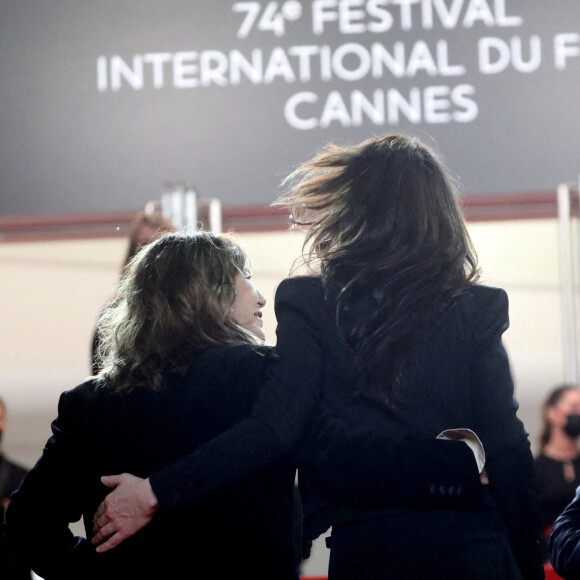 Charlotte Gainsbourg et sa mère Jane Birkin - Montée des marches du film "Jane par Charlotte" lors du 74ème Festival International du Film de Cannes. Le 7 juillet 2021 © Borde-Jacovides-Moreau / Bestimage