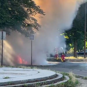 Victoria Monfort, la fille de Nelson Monfort, raconte que sa voiture a pris feu en pleine circulation à Paris, le 8 juillet 2021 sur Instagram.