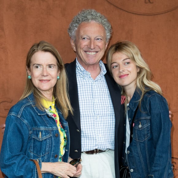 Nelson Monfort entre sa femme Dominique et sa fille Victoria au village lors des internationaux de tennis de Roland Garros à Paris, France. © Jacovides-Moreau/Bestimage