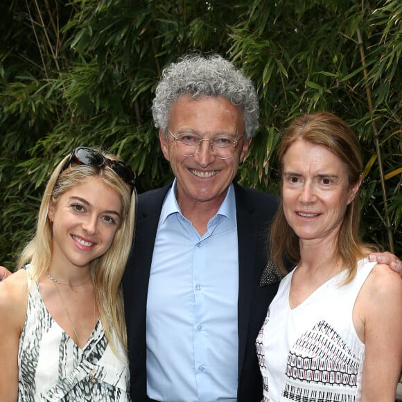 Nelson Monfort, sa fille Victoria, et sa femme Dominique - People au village lors du Tournoi de Roland-Garros (les Internationaux de France de tennis) à Paris, le 28 mai 2016. © Dominique Jacovides/Bestimage