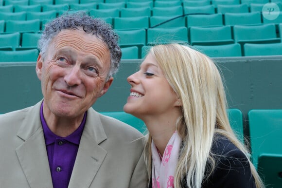 L'animateur et journaliste sportif français Nelson Monfort présente Roland Garros. Ici, avec sa fille Victoria, en 2009 © Patrick Carpentier / Bestimage