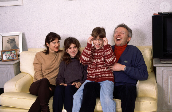 Exclusif - Nelson Monfort avec sa femme Dominique ses filles Isaure Monfort et Victoria Monfort à Paris le 6 février 1997 © Cédric Perrin/Bestimage