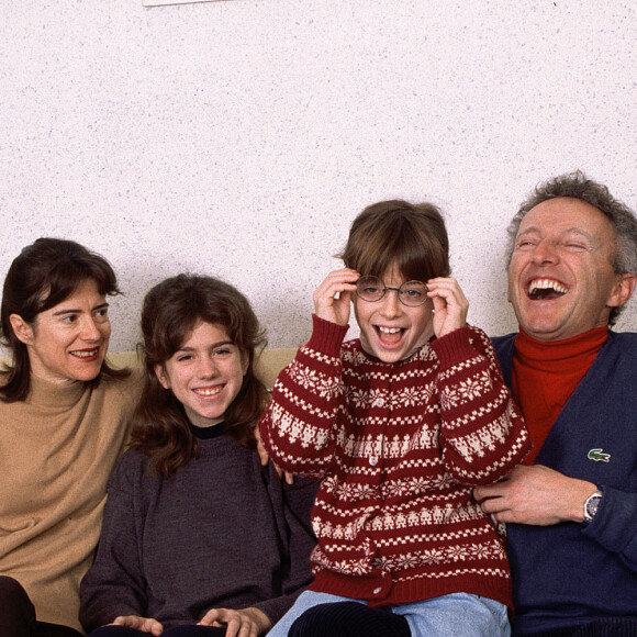 Exclusif - Nelson Monfort avec sa femme Dominique ses filles Isaure Monfort et Victoria Monfort à Paris le 6 février 1997 © Cédric Perrin/Bestimage