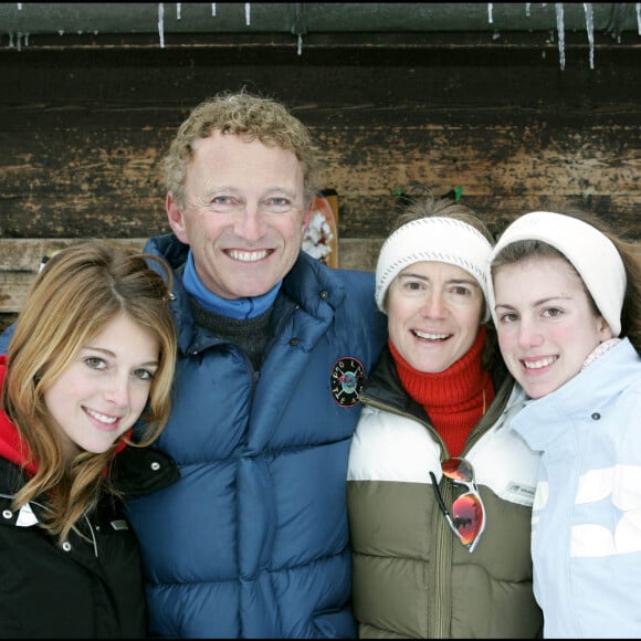 NELSON MONFORT,SA FEMME DOMINIQUE ET LEURS FILLES ISAURE ET VICTORIA - NELSON MONFORT EN FAMILLE A GSTAAD - Nelson Monfort avec sa femme Dominique ses filles Isaure Monfort et Victoria Monfort à Gstaad en 2004.