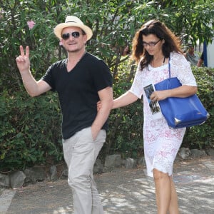 Bono et sa femme Ali Hewson visitent la Fondation Maeght a Saint-Paul-de-Vence, le 8 aout 2013.