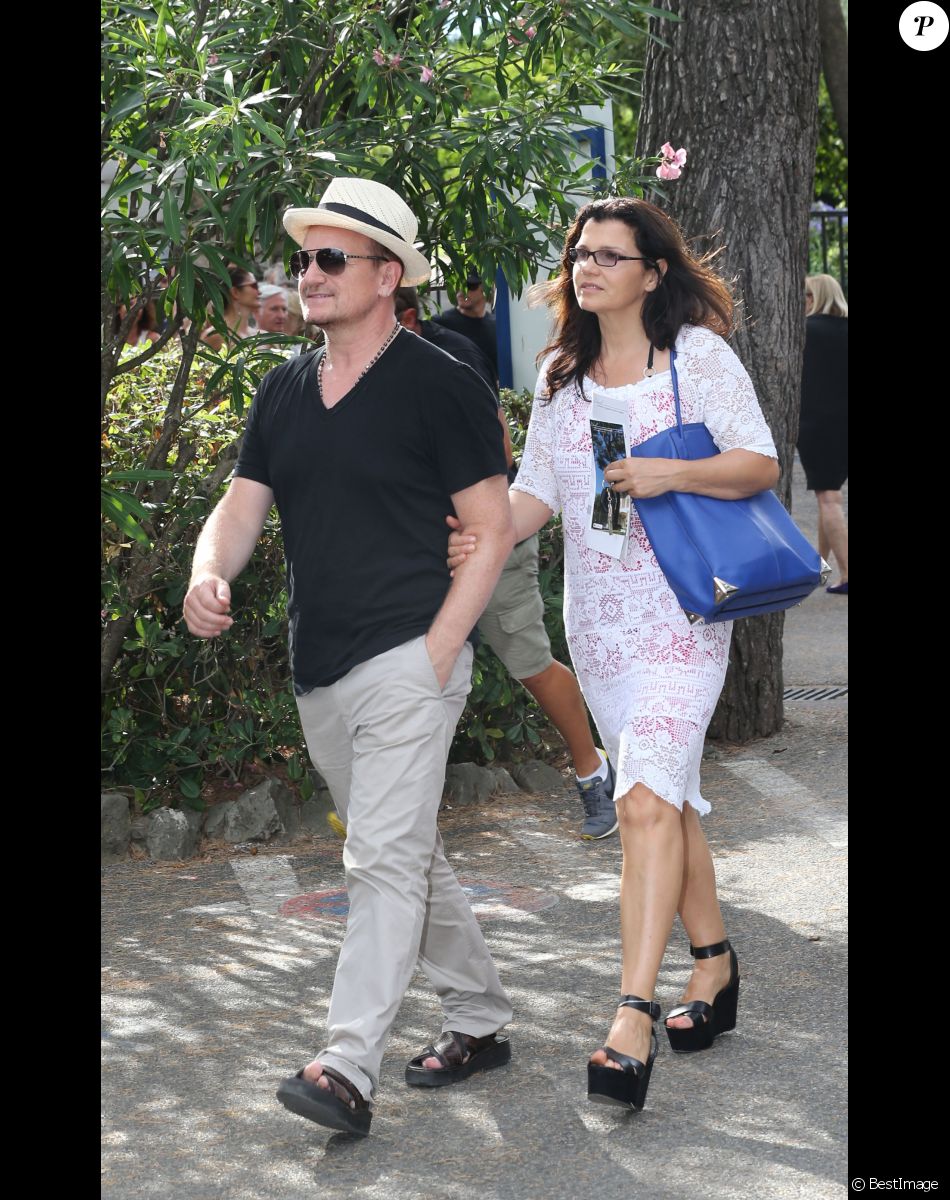 Bono et sa femme Ali Hewson visitent la Fondation Maeght a Saint-Paul-de-Vence, le 8 aout 2013.