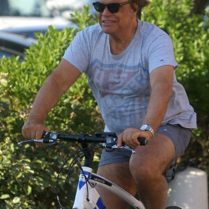 Bernard Tapie fait du vélo dans les rues de Saint-Tropez, France, le 29 juillet 2016. © Agence/Bestimage 