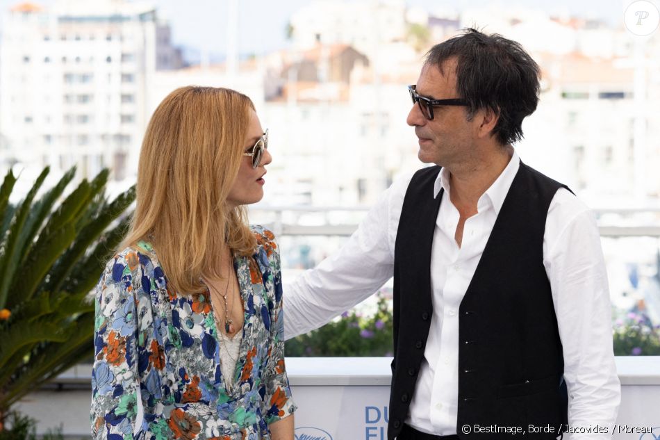 Vanessa Paradis, Samuel Benchetrit (réalisateur) au photocall du film Cette musique ne joue pour personne (Cannes première) lors du 74ème festival international du film de Cannes le 10 juillet 2021 © Borde / Jacovides / Moreau / Bestimage