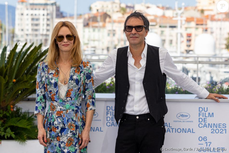 Vanessa Paradis, Samuel Benchetrit (réalisateur) au photocall du film Cette musique ne joue pour personne (Cannes première) lors du 74ème festival international du film de Cannes le 10 juillet 2021 © Borde / Jacovides / Moreau / Bestimage