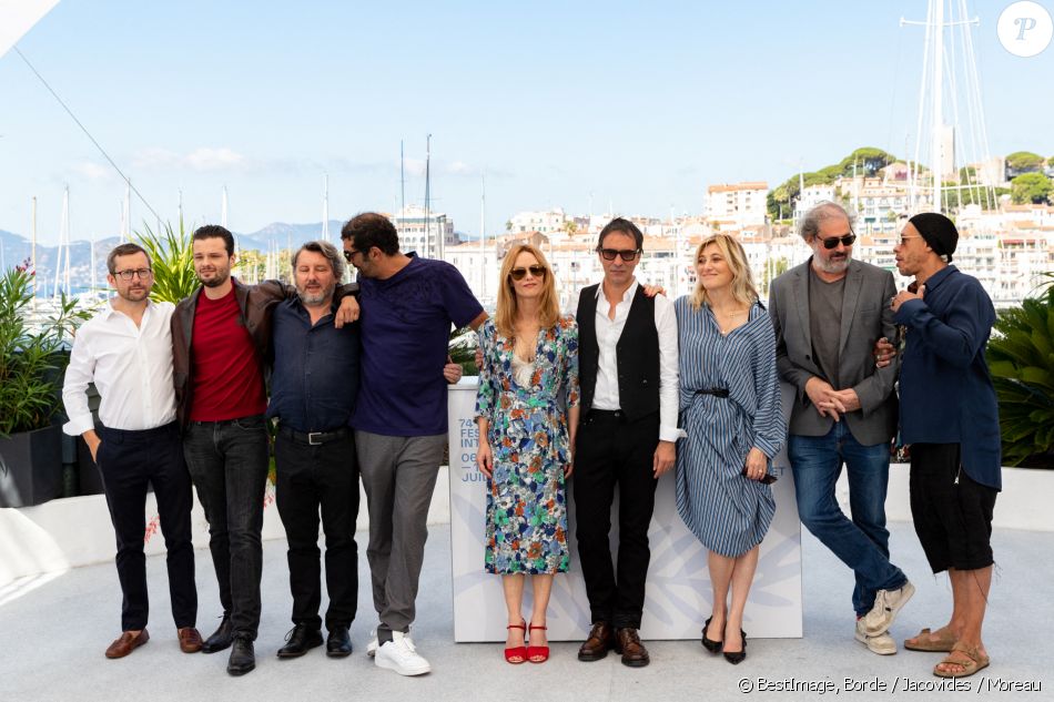 Jules Benchetrit (fils de Samuel Benchetrit et Marie Trintignant), Bruno Podalydes, Ramzy Bedia, Vanessa Paradis, Samuel Benchetrit (réalisateur), Valeria Bruni-Tedeschi, Gustave Kervern, JoeyStarr au photocall du film Cette musique ne joue pour personne (Cannes première) lors du 74ème festival international du film de Cannes le 10 juillet 2021 © Borde / Jacovides / Moreau / Bestimage