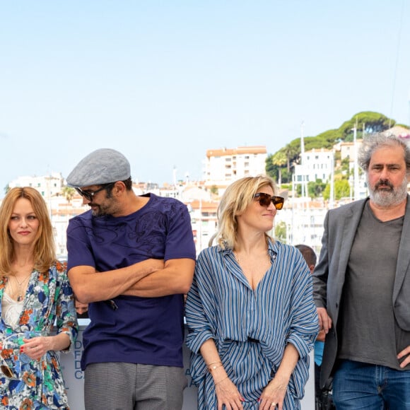 JoeyStarr, Jules Benchetrit (fils de Samuel Benchetrit et Marie Trintignant), Bruno Podalydes, Vanessa Paradis, Ramzy Bedia, Valeria Bruni-Tedeschi, Gustave Kervern au photocall du film Cette musique ne joue pour personne (Cannes première) lors du 74ème festival international du film de Cannes le 10 juillet 2021 © Borde / Jacovides / Moreau / Bestimage 