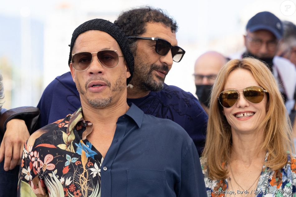 JoeyStarr, Vanessa Paradis au photocall du film Cette musique ne joue pour personne (Cannes première) lors du 74ème festival international du film de Cannes le 10 juillet 2021 © Borde / Jacovides / Moreau / Bestimage