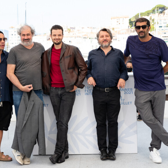 JoeyStarr, Gustave Kervern, Jules Benchetrit (fils de Samuel Benchetrit et Marie Trintignant), Bruno Podalydes, Ramzy Bedia au photocall du film Cette musique ne joue pour personne (Cannes première) lors du 74ème festival international du film de Cannes le 10 juillet 2021 © Borde / Jacovides / Moreau / Bestimage 