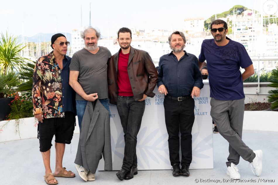 JoeyStarr, Gustave Kervern, Jules Benchetrit (fils de Samuel Benchetrit et Marie Trintignant), Bruno Podalydes, Ramzy Bedia au photocall du film Cette musique ne joue pour personne (Cannes première) lors du 74ème festival international du film de Cannes le 10 juillet 2021 © Borde / Jacovides / Moreau / Bestimage