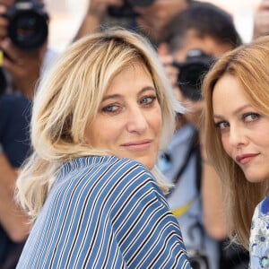 Valeria Bruni-Tedeschi, Vanessa Paradis au photocall du film Cette musique ne joue pour personne (Cannes première) lors du 74ème festival international du film de Cannes le 10 juillet 2021 © Borde / Jacovides / Moreau / Bestimage 