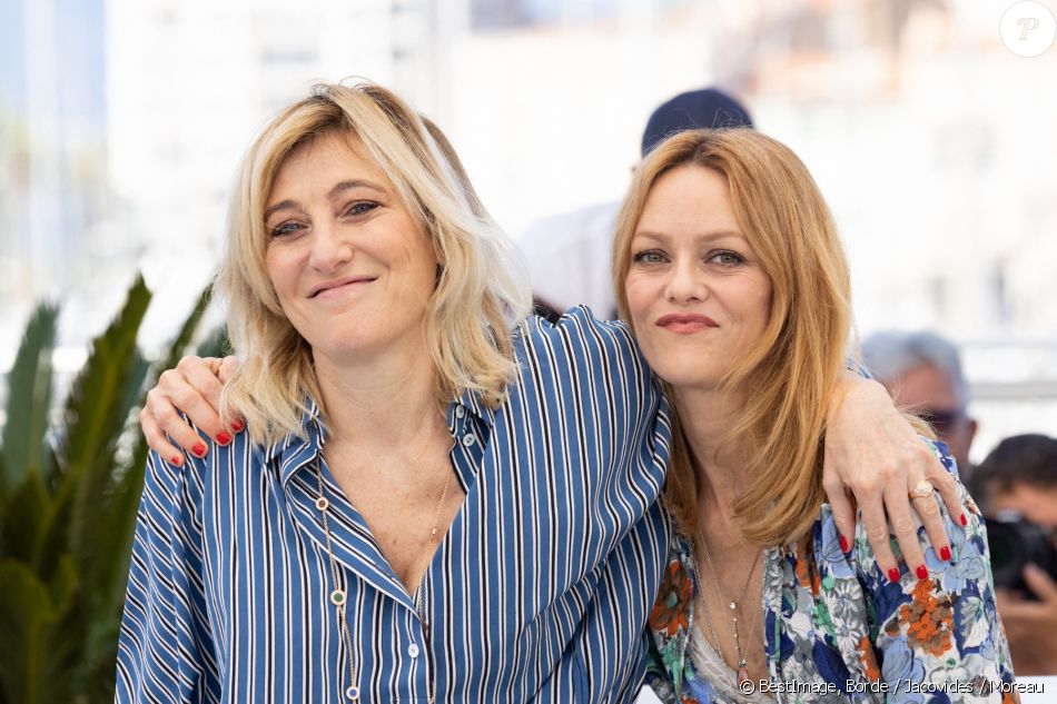 Valeria Bruni-Tedeschi, Vanessa Paradis au photocall du film Cette musique ne joue pour personne (Cannes première) lors du 74ème festival international du film de Cannes le 10 juillet 2021 © Borde / Jacovides / Moreau / Bestimage