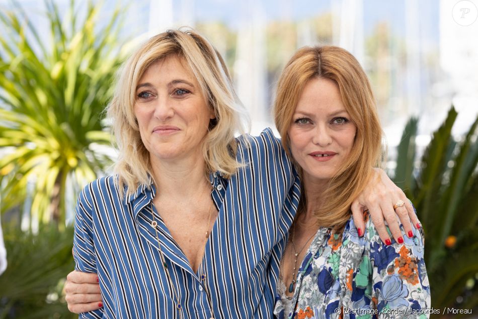 Valeria Bruni-Tedeschi, Vanessa Paradis au photocall du film Cette musique ne joue pour personne (Cannes première) lors du 74ème festival international du film de Cannes le 10 juillet 2021 © Borde / Jacovides / Moreau / Bestimage