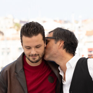 Jules Benchetrit (fils de Samuel Benchetrit et Marie Trintignant), Samuel Benchetrit (réalisateur) au photocall du film Cette musique ne joue pour personne (Cannes première) lors du 74ème festival international du film de Cannes le 10 juillet 2021 © Borde / Jacovides / Moreau / Bestimage 