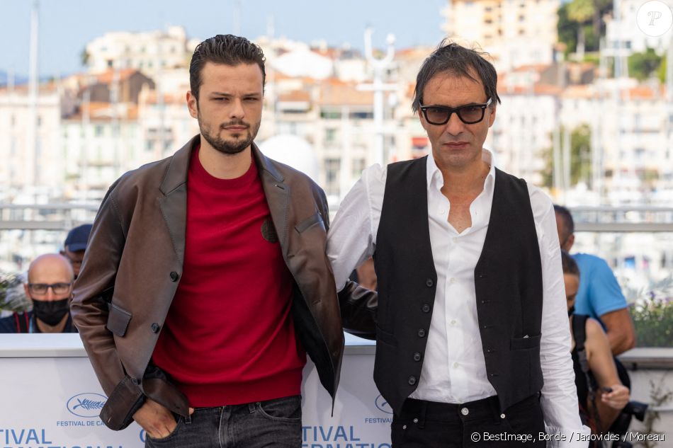 Jules Benchetrit (fils de Samuel Benchetrit et Marie Trintignant), Samuel Benchetrit (réalisateur) au photocall du film Cette musique ne joue pour personne (Cannes première) lors du 74ème festival international du film de Cannes le 10 juillet 2021 © Borde / Jacovides / Moreau / Bestimage