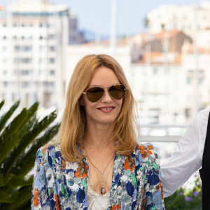 Vanessa Paradis, Samuel Benchetrit (réalisateur) au photocall du film Cette musique ne joue pour personne (Cannes première) lors du 74ème festival international du film de Cannes le 10 juillet 2021 © Borde / Jacovides / Moreau / Bestimage 