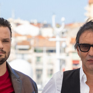 Jules Benchetrit (fils de Samuel Benchetrit et Marie Trintignant), Samuel Benchetrit (réalisateur) au photocall du film Cette musique ne joue pour personne (Cannes première) lors du 74ème festival international du film de Cannes le 10 juillet 2021 © Borde / Jacovides / Moreau / Bestimage 