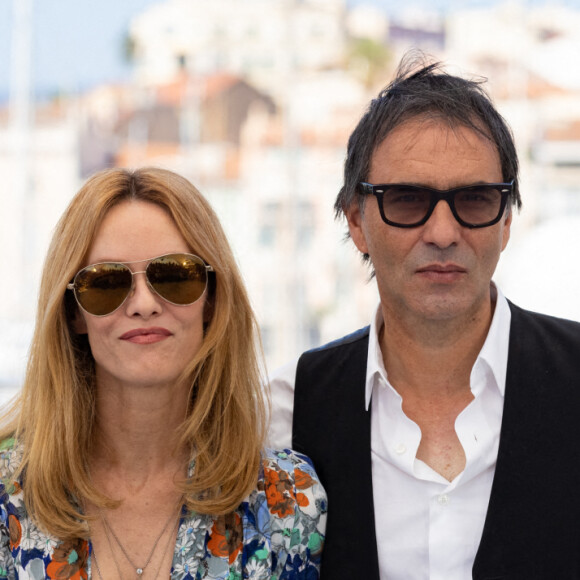 Vanessa Paradis, Samuel Benchetrit (réalisateur) au photocall du film Cette musique ne joue pour personne (Cannes première) lors du 74ème festival international du film de Cannes le 10 juillet 2021 © Borde / Jacovides / Moreau / Bestimage 