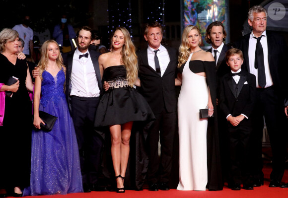 Jadyn Rylee, Katheryn Winnick, Sean Penn, sa fille Dylan Penn et Beckam Crawford à la montée des marches du film "Flag Day" lors du 74ème Festival International du Film de Cannes. Le 10 juillet 2021 © Borde-Jacovides-Moreau / Bestimage