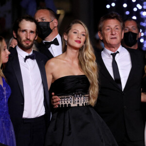 Jadyn Rylee, Hopper Penn, Dylan Penn, Sean Penn, Katheryn Winnick, Daniel Moder et Beckam Crawford à la montée des marches du film "Flag Day" lors du 74ème Festival International du Film de Cannes. © Borde-Jacovides-Moreau / Bestimage