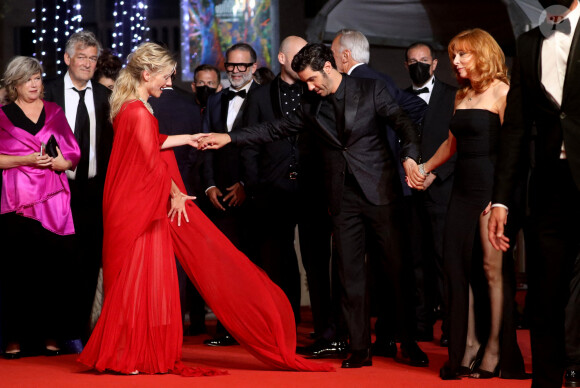 Les membres du jury Mélanie Laurent, Tahar Rahim et Mylène Farmer à la montée des marches du film "Flag Day" lors du 74ème Festival International du Film de Cannes. Le 10 juillet 2021 © Borde-Jacovides-Moreau / Bestimage