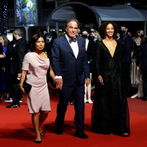 Oliver Stone et son épouse (à droite) à la montée des marches du film "Flag Day" lors du 74ème Festival International du Film de Cannes. Le 10 juillet 2021 © Borde-Jacovides-Moreau / Bestimage