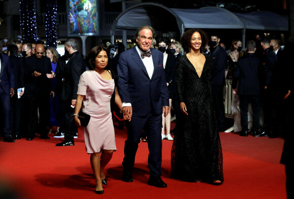 Oliver Stone et son épouse (à droite) à la montée des marches du film "Flag Day" lors du 74ème Festival International du Film de Cannes. Le 10 juillet 2021 © Borde-Jacovides-Moreau / Bestimage